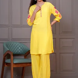HIGHLIGHT FASHION EXPORT Women V-Neck Floral Print Kurta with Trousers-41
