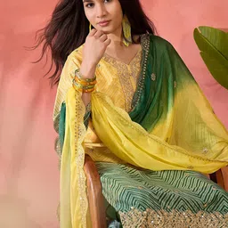 SAINOOR Women Bandhani Printed Regular Beads and Stones Kurta with Pyjamas & With Dupatta image 3