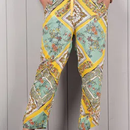 Style Shoes Women Geometric Printed Relaxed-Fit Trousers-image-3