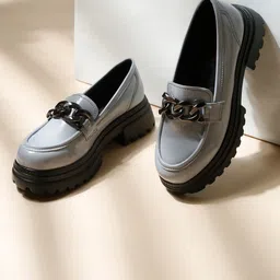 VALIOSAA Women Colourblocked Patent Leather Loafers-34