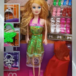 A bright, shining doll with its full set of accessories-27