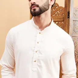 House of Pataudi Peach Mandarin Collar Knee Length Straight Kurta With Pyjama Set-image-4
