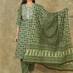 JAHIDA COMFORT WITH STYLE Floral Print Straight Pure Cotton Kurta with Trousers & Dupatta-picture-38
