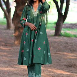 Chidiyaa Women Green Printed Pure Cotton Kurta with Trousers-picture-29