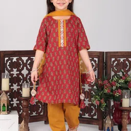 Kinder Kids Girls Floral Printed Sequinned Pure Cotton Kurta with Trousers & Dupatta-image-50