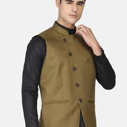 TAHVO Men Green Kurta with Pyjamas With Nehru Jacket image 5