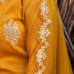Tikhi Imli Embroidered Notched Neck Thread Work Kurta With Trousers & Dupatta image 3