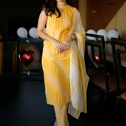 DIVASTRI Striped Keyhole Neck Straight Kurta With Trousers And Dupatta-image-27