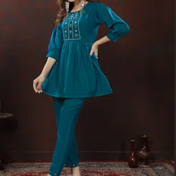 DIVASTRI Women Floral Printed Regular Gotta Patti Pure Cotton Top with Trousers-image-38