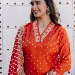 Navlik Women Embroidered Regular Thread Work Kurta with Trousers & With Dupatta image 3
