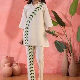 Sangria Floral Embroidered Zari Shirt Collar Tunic & Trousers-5