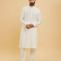 Twamev Men Regular Sequinned Kurta with Churidar And Jacket image 4
