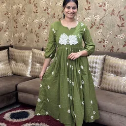 DIVASTRI Floral Embroidered Notch Neck Pleated A-Line Kurta With Trousers-37