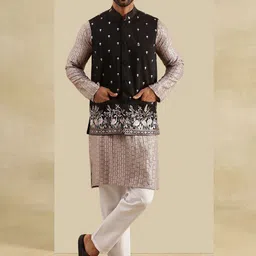 SOJANYA Men Floral Embroidered Regular Kurta with Pyjamas Kurta Sets-6