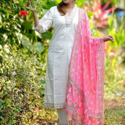 LERIYU V-Neck Floral Zari Embroidered Chanderi Silk Kurta With Trouser & Dupatta-picture-21