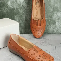 Bella Toes Women Textured Lightweight Loafers With Laser Cuts-picture-13