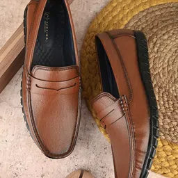 LEONCINO Men Textured Loafers-picture-32