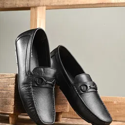 CLOG LONDON Men Textured Leather Horsebit Loafers-15