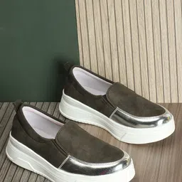 The Roadster Lifestyle Co. Women Comfort Insole Contrast Sole Flatforms Slip-On Sneakers-29