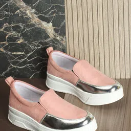 The Roadster Lifestyle Co. Women Comfort Insole Contrast Sole Flatforms Slip-On Sneakers-image-78