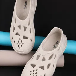 NEOZ Men Cut-Out Detail Clogs-9