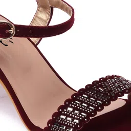 TWIN TOES Red Embellished Party Block Sandals image 4