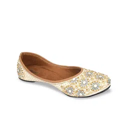 DESI COLOUR Women Beige Embellished Ethnic Mojaris Flats-image-13