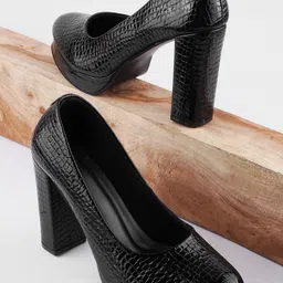 THE WHITE POLE Textured Pointed Toe Party Platform Pumps-4