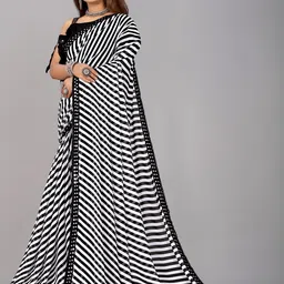 b4me.com B4ME COM Black & White Leheriya Printed Pure Georgette Saree image 3