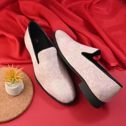 House of Pataudi Men Embroidered Casual Mojaris-image-21