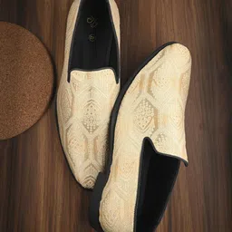 House of Pataudi Men Embroidered Casual Mojaris-picture-20