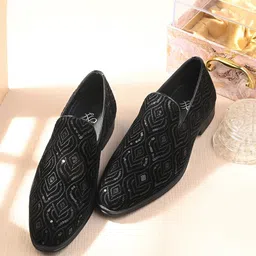 House of Pataudi Men Embroidered Casual Mojaris-picture-31