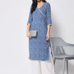 Vastralay Striped Gotta Patti V-Neck Angrakha Kurta-picture-20