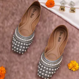 Retro Walk Embellished Ethnic Mojaris image 1