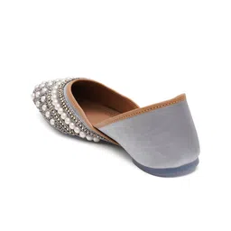 Retro Walk Embellished Ethnic Mojaris image 3