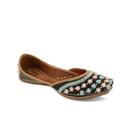 DESI COLOUR Women Black Embellished Ethnic Mojaris Flats-image-75