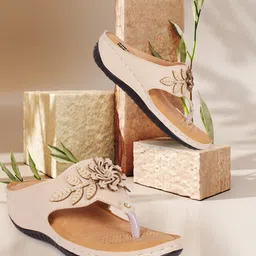 TWIN TOES Women Cream-Coloured Floral Embellished T-Strap Flats-77
