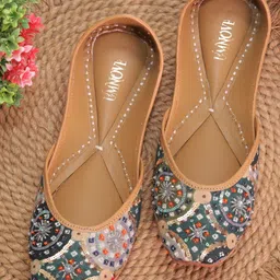 UMNOVE Embellished & Embroidered Round Toe Mojaris-11