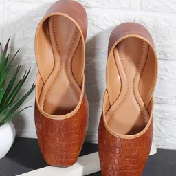 sneakers villa Women Textured Mojaris Flats-image-58