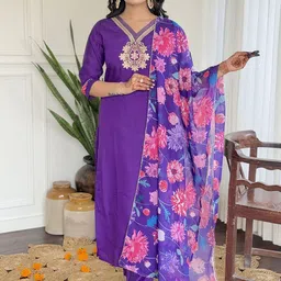 PARNAVI Women Floral Printed Kurta with Trousers & Dupatta-image-17