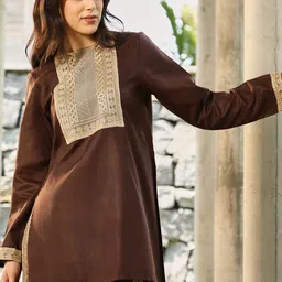 QISSA Floral Embroidered Straight Linen Kurta With Trousers-picture-43