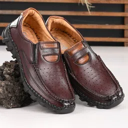 Rising Wolf Men Textured Lightweight Loafers-image-75