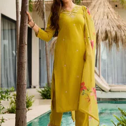 URMIR FASHION Women Floral Embroidered Regular Thread Work Kurta with Trousers & With Dupatta-picture-20
