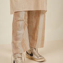 Banana Labs Men Striped Regular Pure Cotton Kurta with Trousers & Dupatta image 4