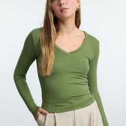 Trendyol Women V-Neck Fitted Top-picture-31