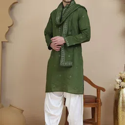 Jompers Men Floral Embroidered Sequinned Straight Kurta With Salwar And Dupatta-16