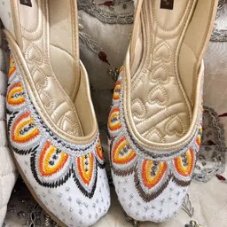 DESI COLOUR Women Embellished Ethnic Mojaris-picture-24