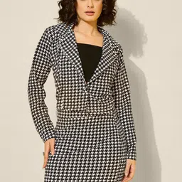 QIOA Houndstooth Printed Lapel Collar Neck Blazer & Skirt Co-Ords-image-59