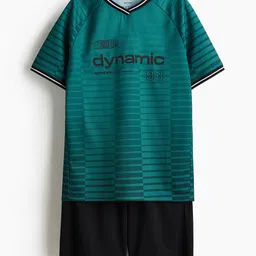 H&M 2-Piece Football Set With Dry Move-image-41
