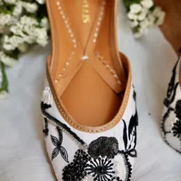 Amaryllis for her Women Mojaris Flats-image-93